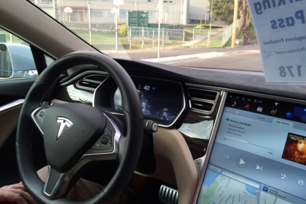 Tesla will noch dieses Jahr automatisches Parken per Upgrade ermöglichen
