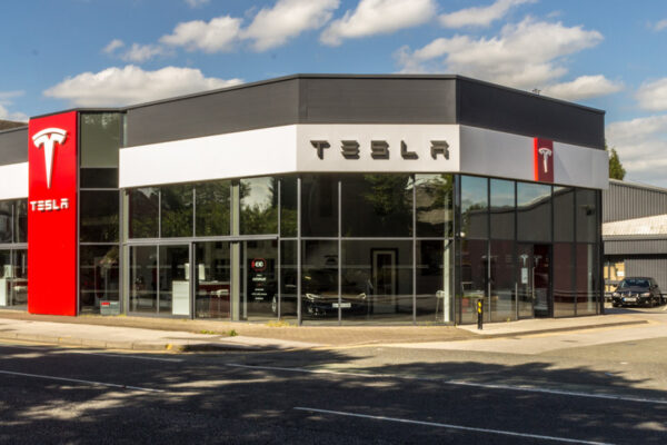 Tesla beurlaubt Angestellte wegen Covid 19