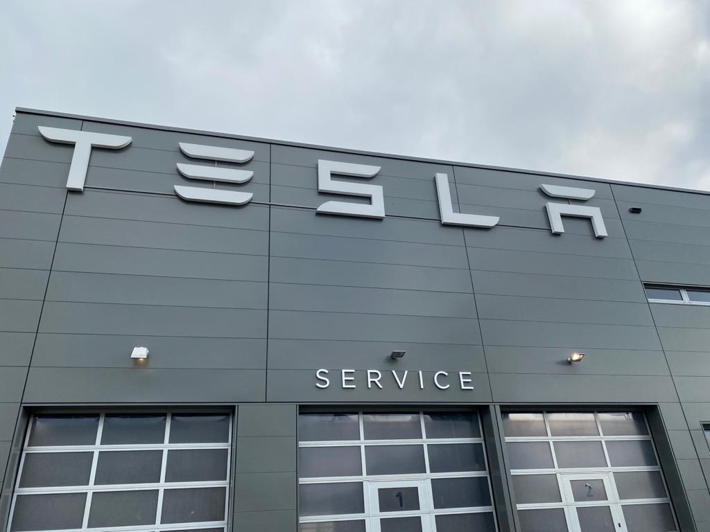 Tesla Center Hamburg-Helbingtwiete