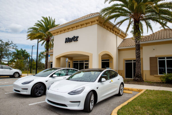 Branchenkenner über E-Mobilität in der Autovermietung: “90 Prozent der Kunden fragen nach Tesla”