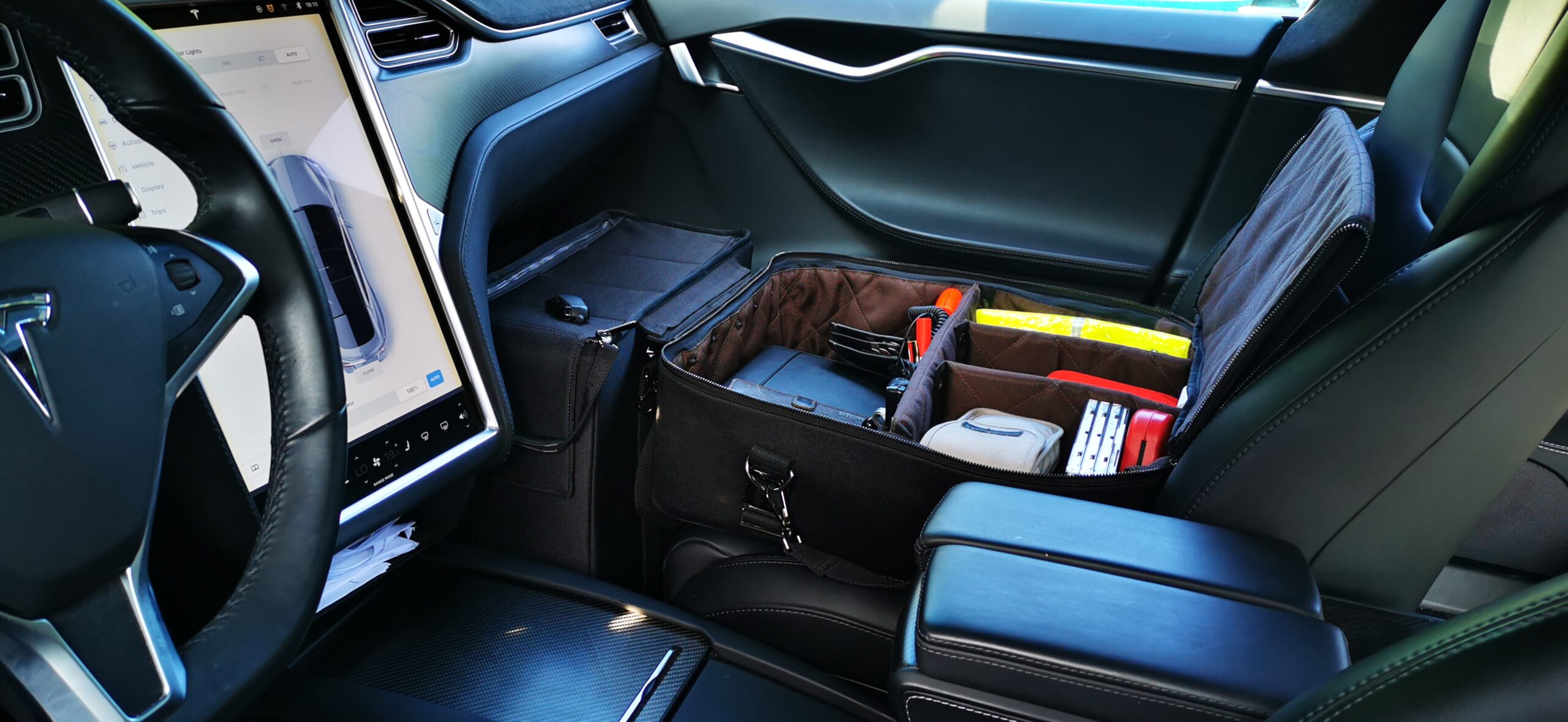 Sitz- & Fußraumtasche für den Tesla - T&Emagazin