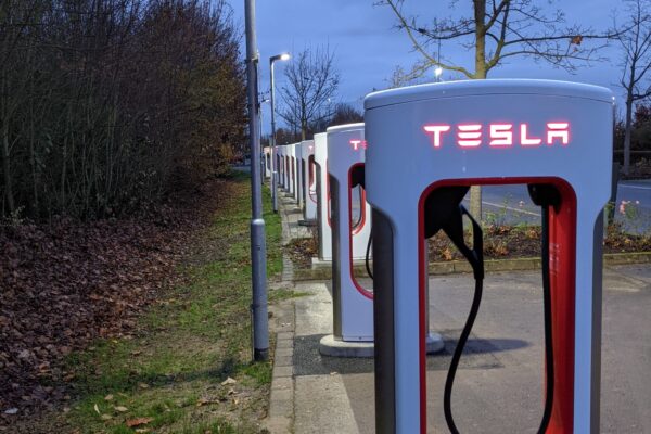 Tesla überschreitet Marke von 10.000 Superchargern in Europa