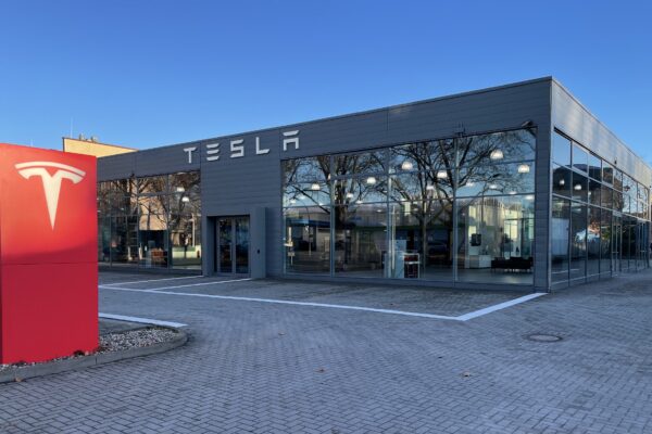 Tesla Center für Nord-Berlin eröffnet in Roedernallee
