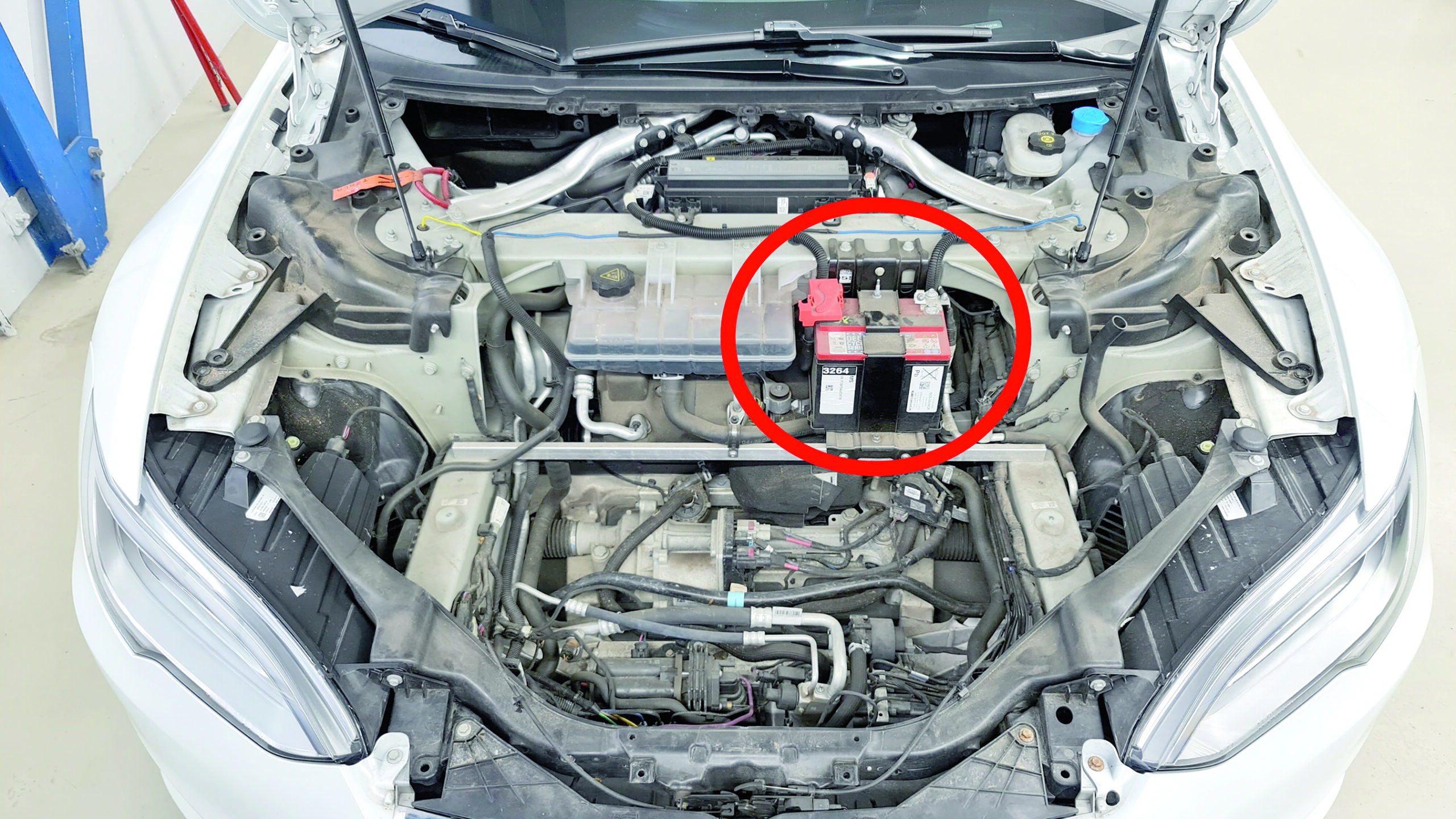Warum gibt es im E-Auto eine 12 Volt Batterie? - T&Emagazin