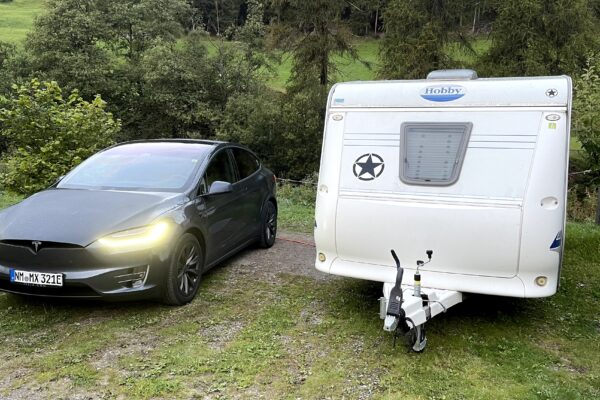 Mit Model X & Wohnwagen über die Alpen