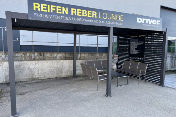 Reifen Reber Lounge am Supercharger Murr