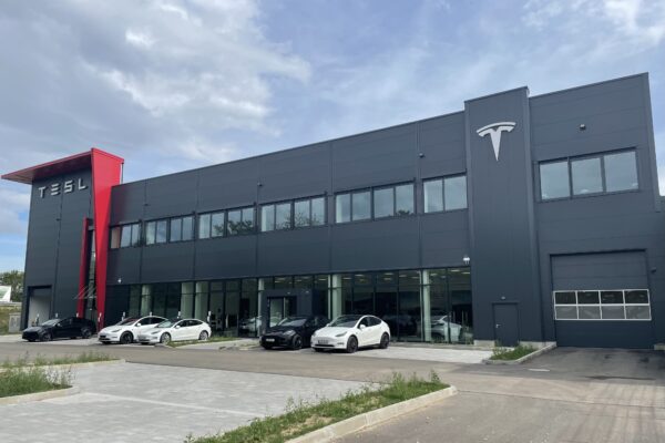 Erster Neubau eines Tesla Centers eröffnet