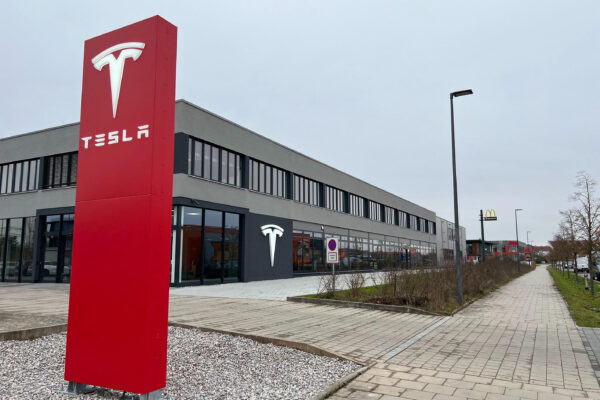 Erstes Tesla Center für Großraum München in Parsdorf eröffnet