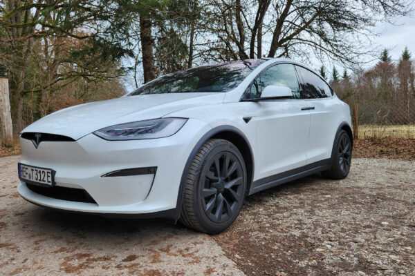 Car Maniac fährt Tesla Model X Plaid