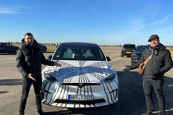 Carwow schickt Model X Plaid ins Rennen