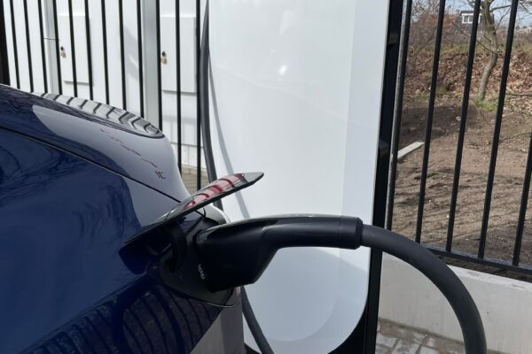 Erster Tesla V4 Supercharger in Europa