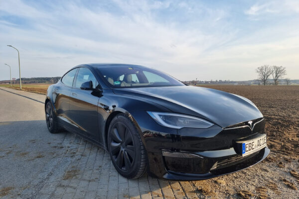 Car Maniac fährt Tesla Model S Plaid