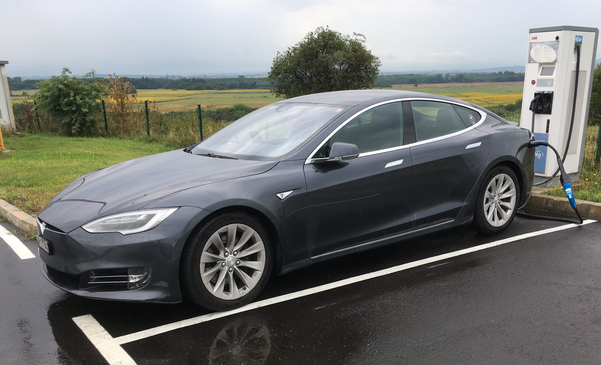 Amsterdam: Tesla Model 3 besetzt 8 Wochen Ladesäule >