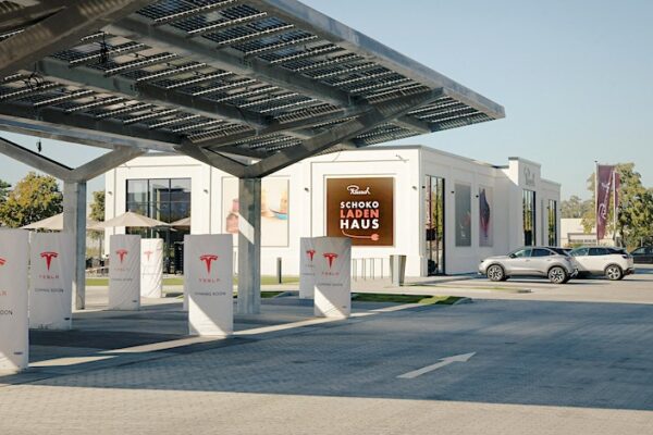 Tesla führt die V4 Supercharger in Europa ein