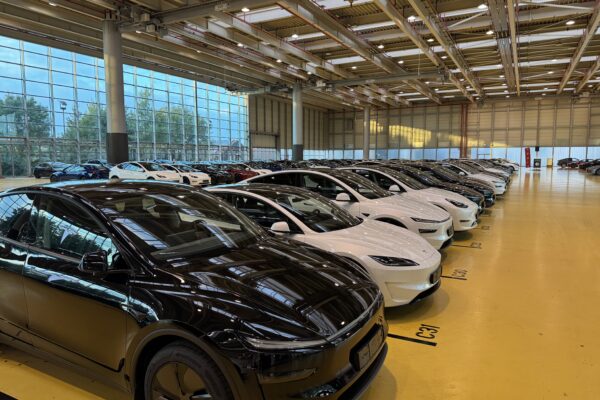 Einladung von Tesla ins Auslieferungszentrum Holzgerlingen