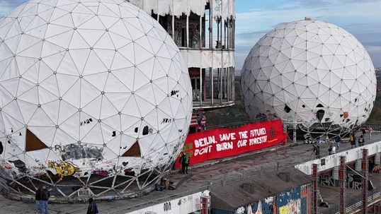 Spektakulärer Protest gegen Berlins Pläne zur Wärmewende am „Internationalen Aktionstag gegen das Verfeuern von Holz”