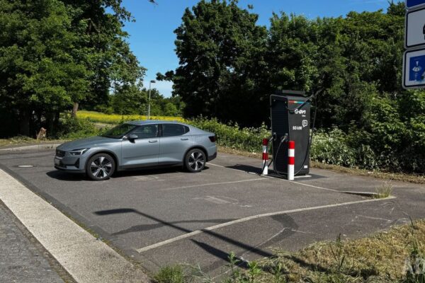 Laden an der Autobahn: Vielfach schlechte Bedingungen