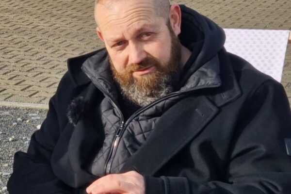 „Pommes Män“: Teil des Catering- und BBQ-Teams der elektrischen COMMUNITY 2026