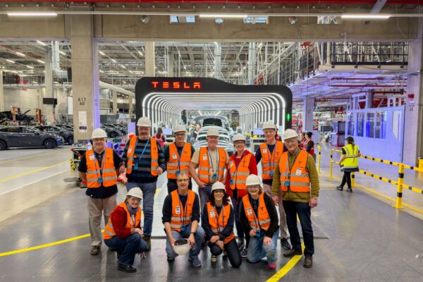 Meilenstein in Berlin: Der Tesla-Stammtisch Elbe-Weser feiert 100. Treffen mit Werksbesuch