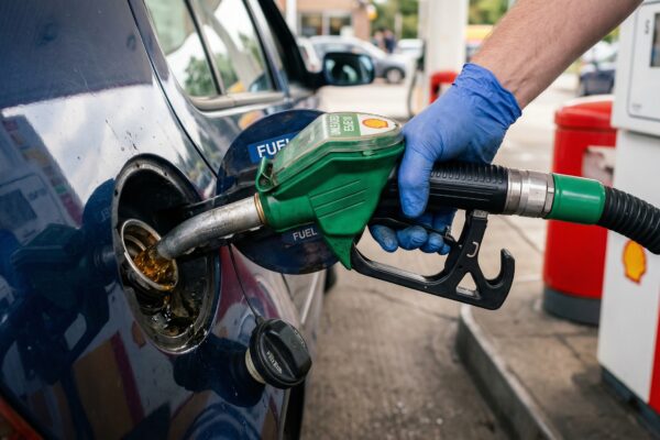 Hohe Kraftstoffpreise: BUND fordert Mobilitätsgeld und dauerhaft günstiges Deutschlandticket