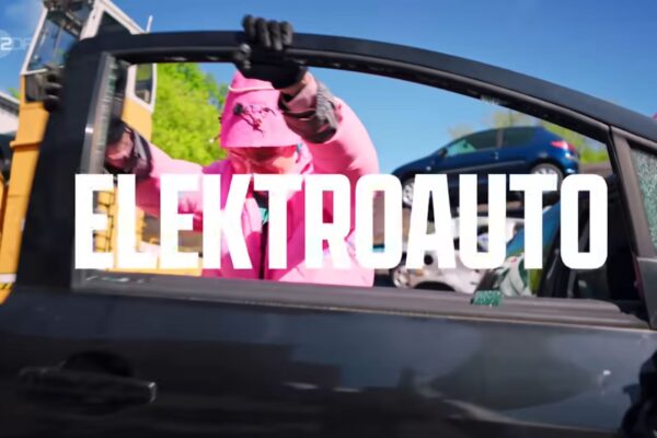 Böhmermann plädiert musikalisch für E-Mobilität