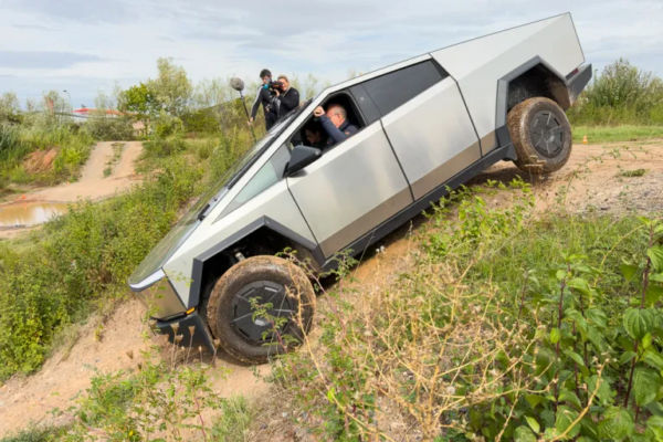 E-Autos im Gelände: Vom Cybertruck bis zum Kia Niro auf dem Offroad-Parcours